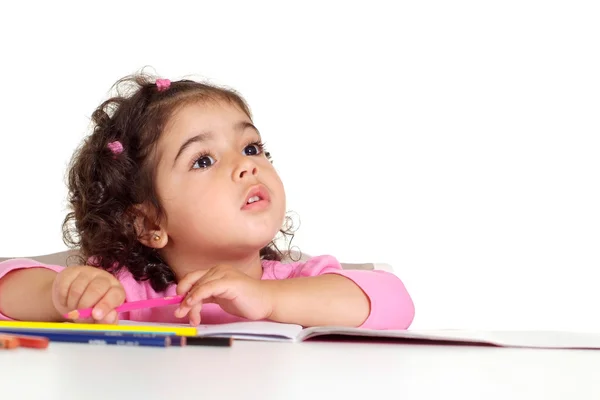 Menina pequena bonita desenha — Fotografia de Stock