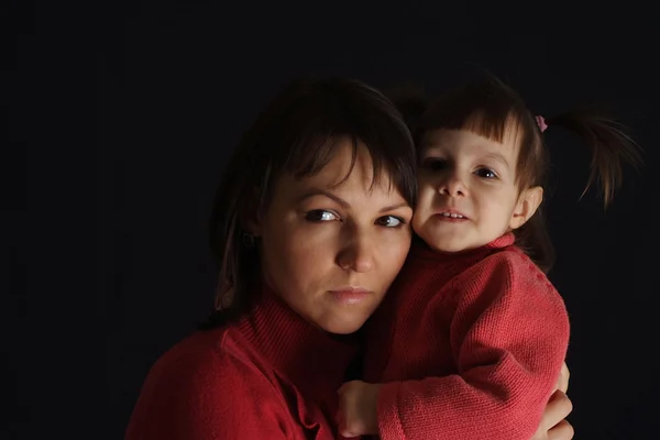 Güzel hüzünlü beyaz anne kızı olan — Stok fotoğraf