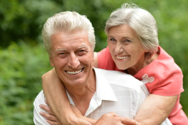 Glückliches altes Paar — Stockfoto