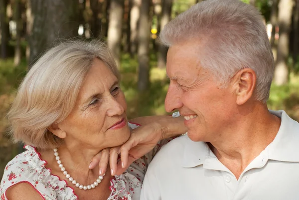 Couple âgé intelligent dans la forêt — Photo