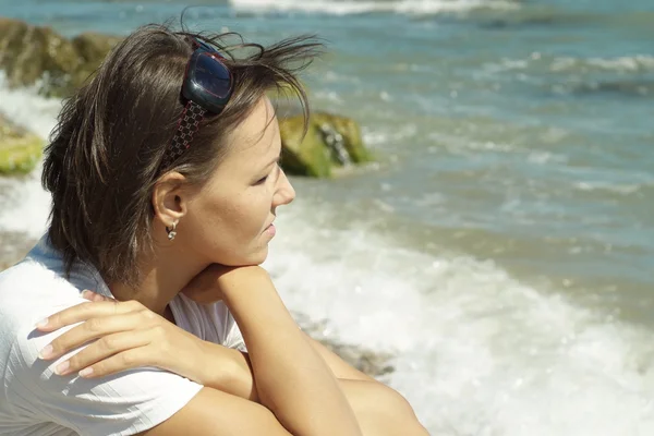 海の風を楽しんでクールな女性 — ストック写真