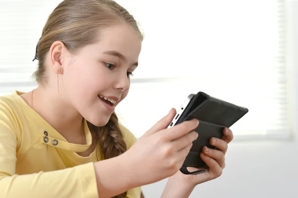 Girl using tablet — Stock Photo, Image