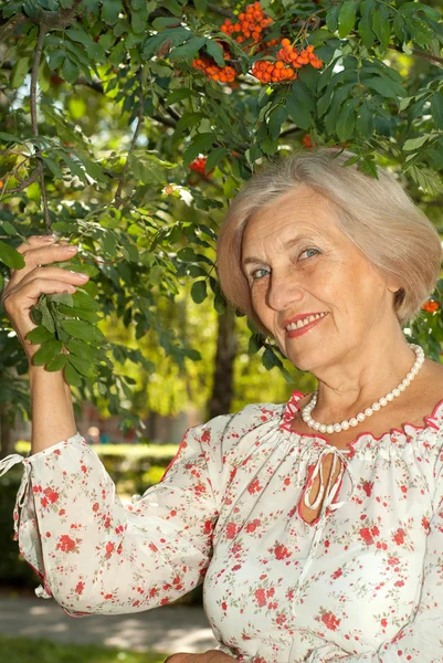 Красивая пожилая женщина в саду — стоковое фото
