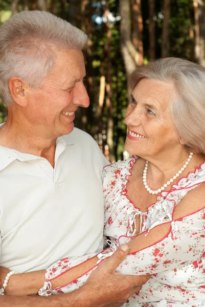 Gloriosa pareja de ancianos en el bosque — Foto de Stock