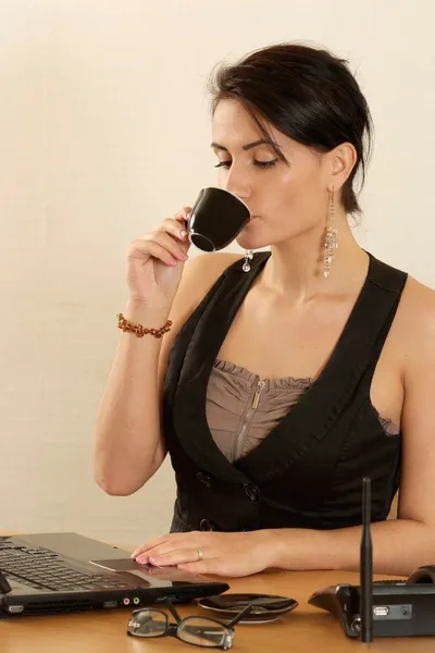 Schöne Geschäftsfrau trinkt Kaffee — Stockfoto