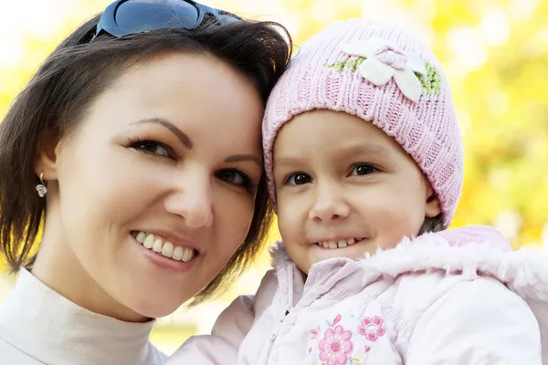 Mãe agradável e uma menina — Fotografia de Stock