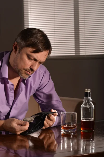 Az ember iszik a whisky — Stock Fotó
