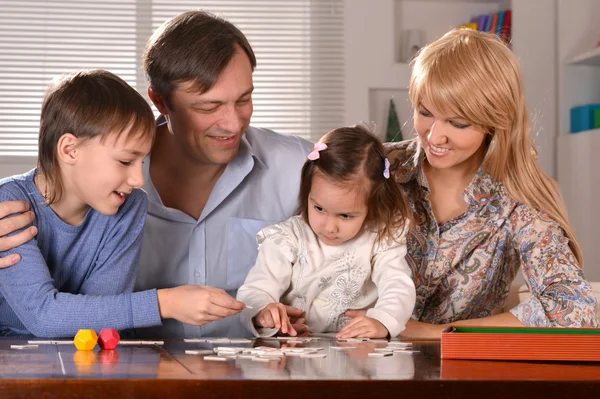 Familj med glada barn — Stockfoto