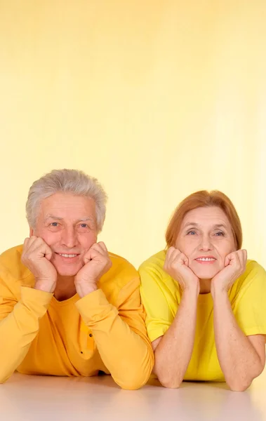 Дрібні люди в жовтих футболках — стокове фото