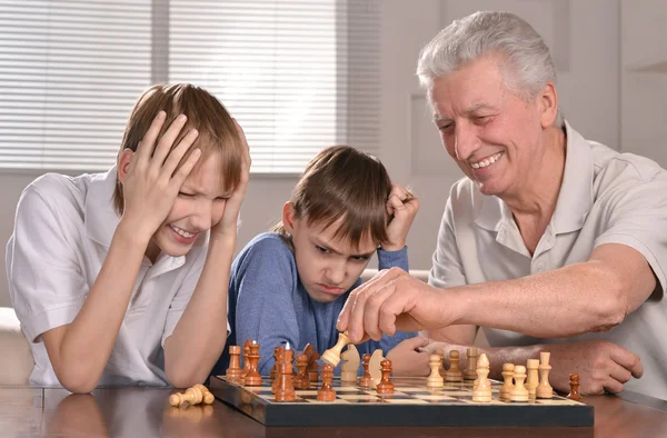 Dva chlapci a dědeček hrál šachy — Stock fotografie