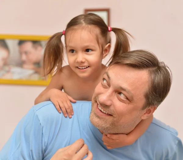 女孩与她的父亲 — 图库照片