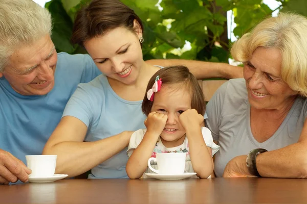 Schöne Familie sitzt auf der Veranda — Stockfoto