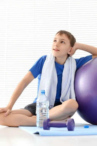 Atletisk ung pojke — Stockfoto