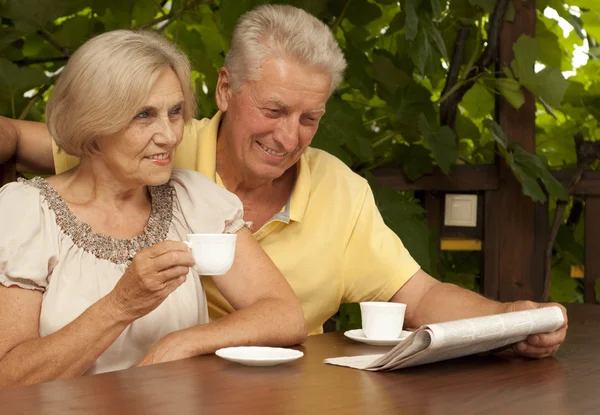 Sköna äldre paret sitter på verandan — Stockfoto