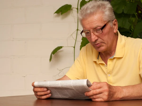 Underhållande äldre man sitter på verandan — Stockfoto