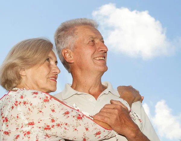 Honing bejaarde echtpaar ging in de natuur — Stockfoto