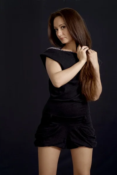 Ελκυστική γυναίκα σε γυναικείο φόρεμα σκούρο — Φωτογραφία Αρχείου
