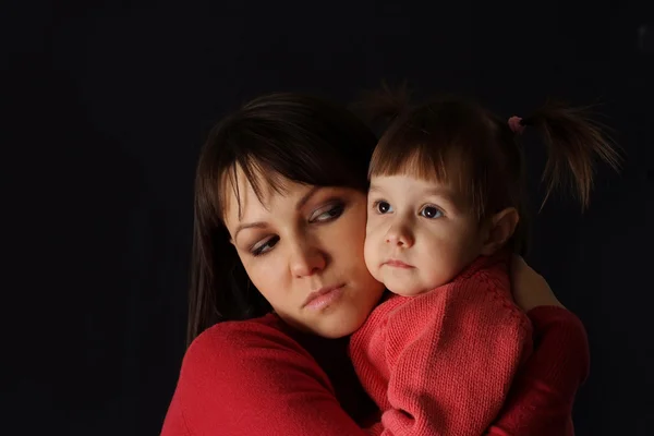 Vrij triest moeder met een dochter — Stockfoto