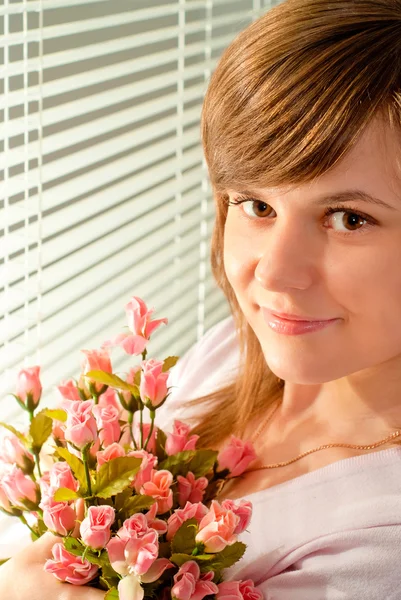 Linda chica sosteniendo un ramo de rosas — Foto de Stock