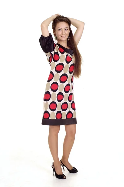 Vriendelijk meisje in een jurk met kleurrijke prints — Stockfoto
