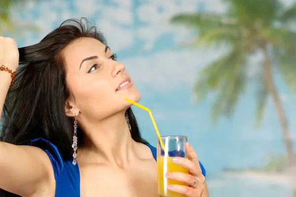 Mujer joven con jugo — Foto de Stock