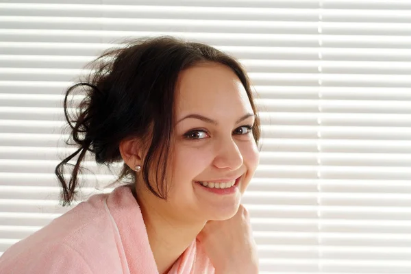 Una hermosa chica caucásica sentada a la mesa — Foto de Stock