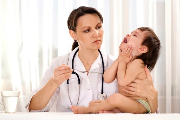 Médico inteligente com paciente pequeno — Fotografia de Stock