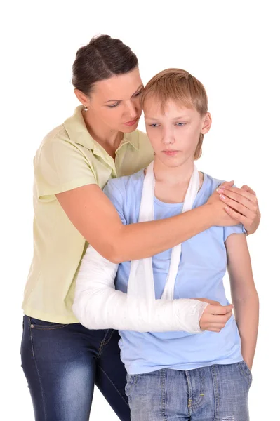 Madre e hijo con un brazo roto — Foto de Stock