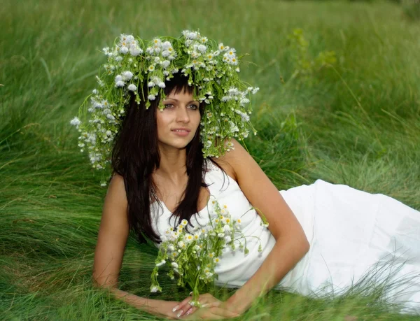 Sympothetic jong meisje met een zoete uitdrukking op gezicht — Stockfoto