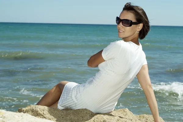 Mujer descansando disfrutando de la brisa marina —  Fotos de Stock