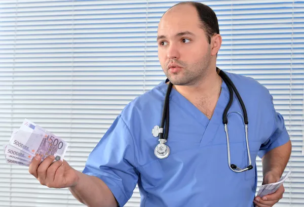 Portrait d'un médecin en uniforme bleu — Photo