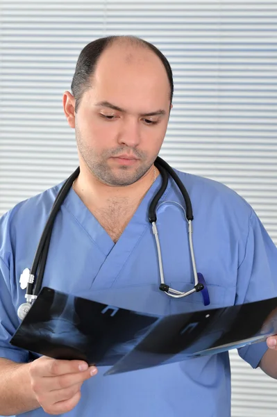 Портрет врача в синей форме — стоковое фото