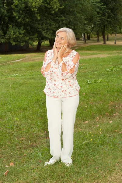 Elderly woman in park — Stock Photo, Image
