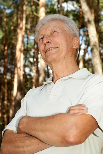 Netter älterer Mann im Wald — Stockfoto