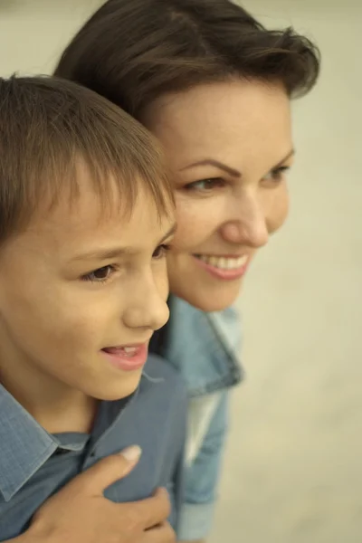 Moeder met zoon op een licht — Stockfoto