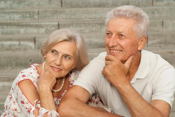 Beautiful elderly couple in the city — Stock Photo, Image