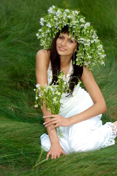 Bella ragazza con una dolce espressione sul viso — Foto Stock