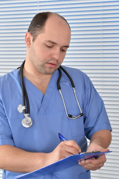 Porträt eines Arztes in blauer Uniform — Stockfoto