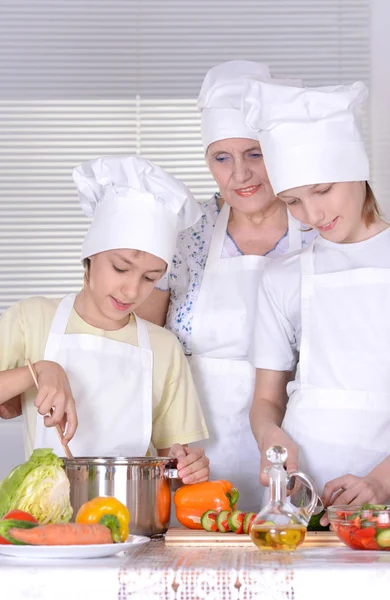 Großmutter mit Enkeln — Stockfoto