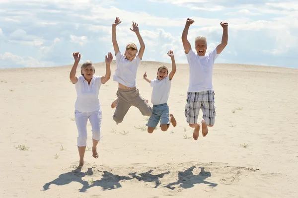 Ragazzi con i nonni — Foto Stock