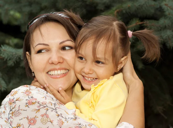 Atractiva madre e hija en el bosque —  Fotos de Stock