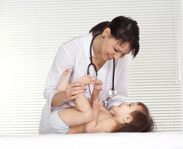 Médico bonito com recém-nascido — Fotografia de Stock