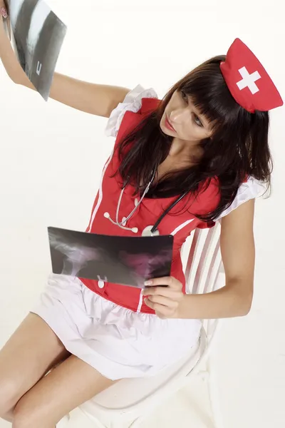Cooles Mädchen als Krankenschwester verkleidet — Stockfoto