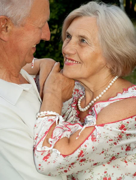 Positieve bejaarde echtpaar in de tuin — Stockfoto