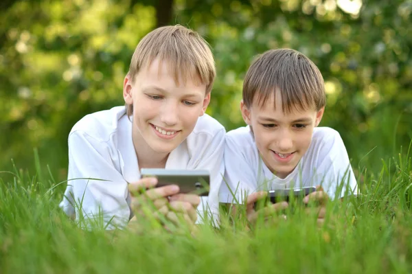 Meninos jogar um jogo — Fotografia de Stock