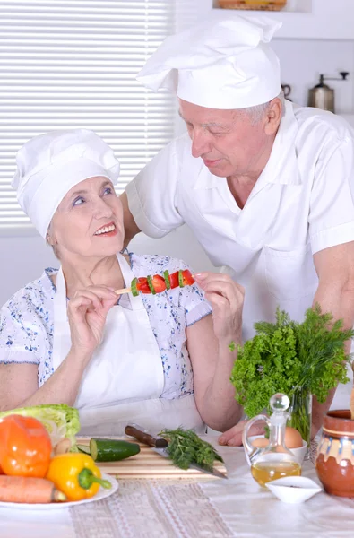 Par förbereda sallad — Stockfoto