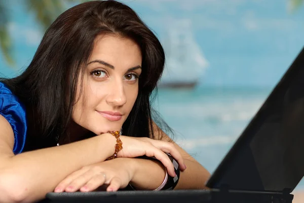 Όμορφη γυναίκα με ένα φορητό υπολογιστή — Φωτογραφία Αρχείου