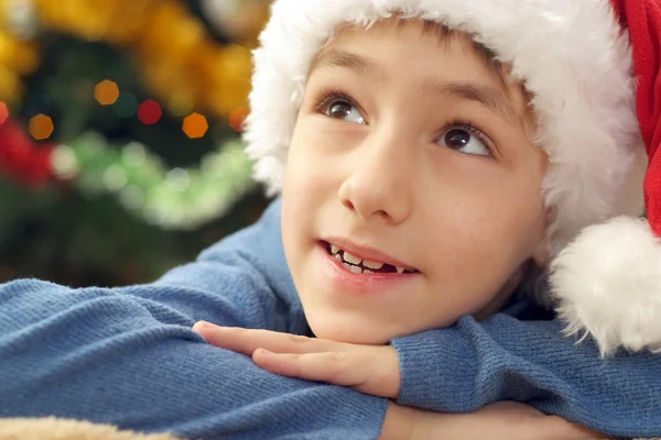 Bella adolescente caucasico in un cappello di Babbo Natale disegna — Foto Stock