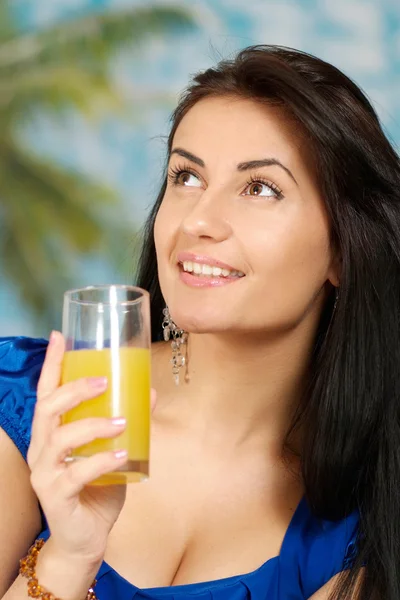 Femme avec du jus sur un bleu — Photo