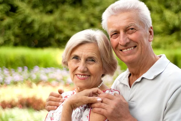 Playful elderly couple in the park — Stock Photo, Image